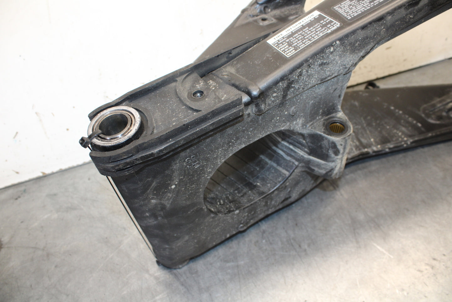 08-16 YAMAHA YZF R6 REAR SWINGARM BACK SWING ARM 13S-22110-00-00 BB665