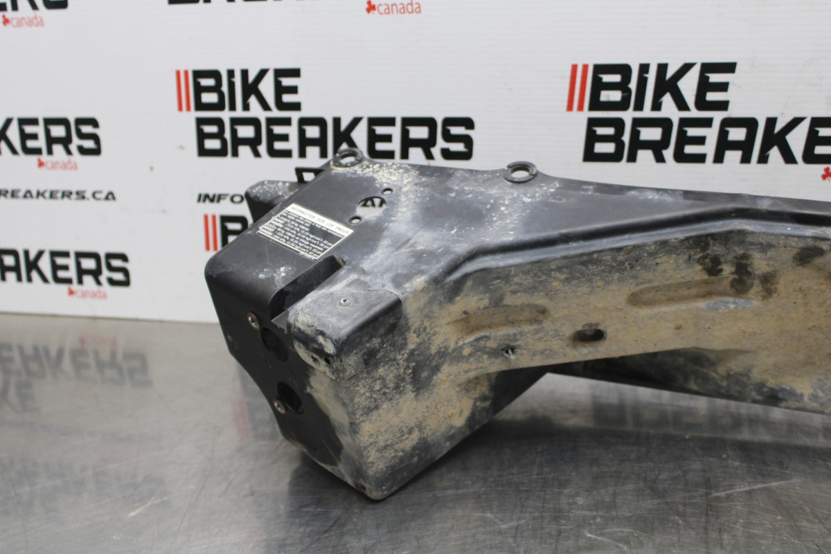 18 YAMAHA SUPER TENERE REAR BACK TAIL UNDERTAIL BATTERY TRAY PLASTIC BB832