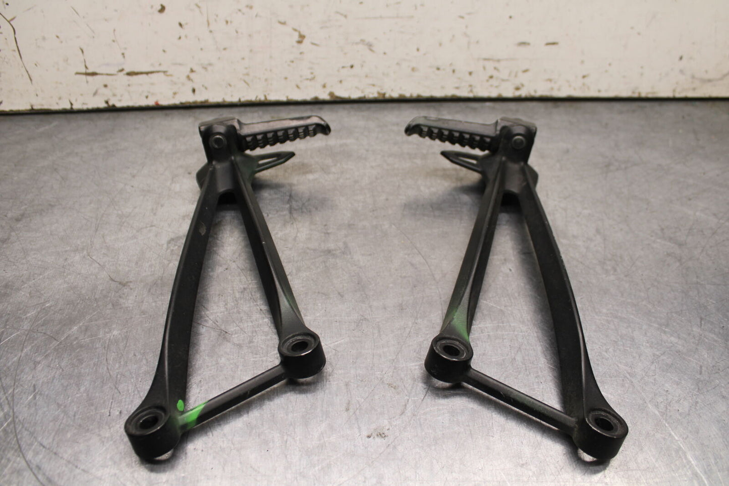 13-17 KAWASAKI NINJA ZX6R ZX636E REAR BACK PASSENGER PEG SET PAIR BB735