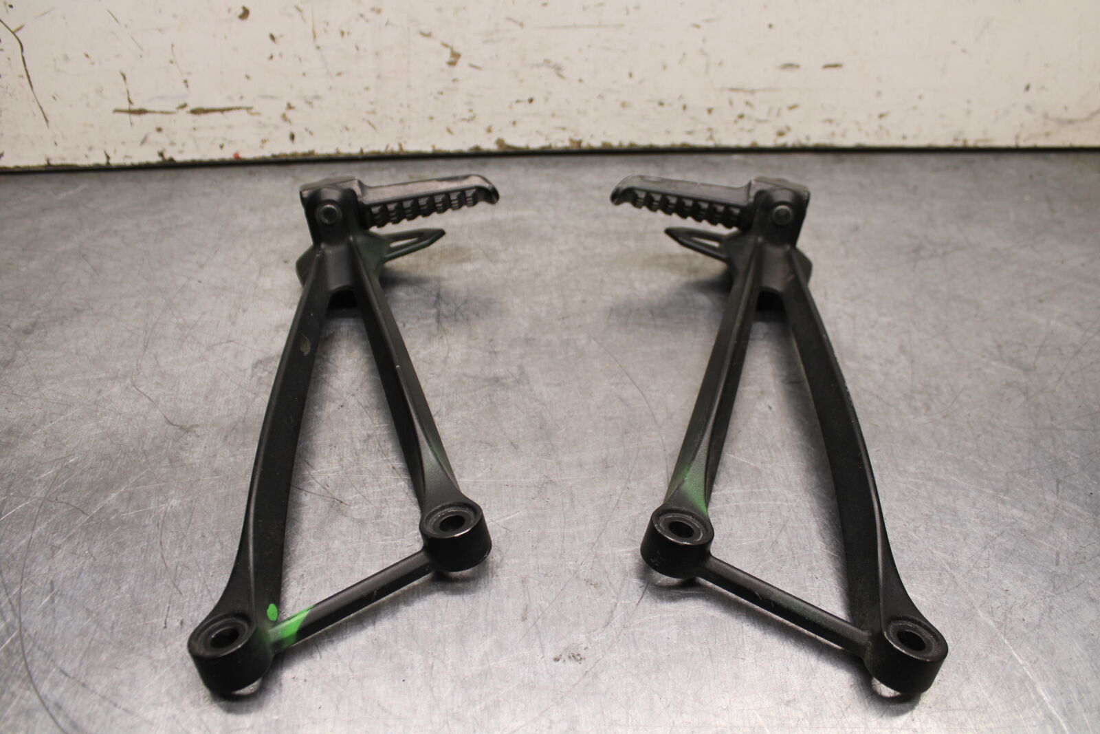 13-17 KAWASAKI NINJA ZX6R ZX636E REAR BACK PASSENGER PEG SET PAIR BB735