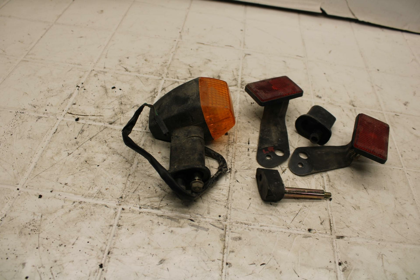 01 KAWASAKI NINJA ZX6R LEFT REAR TURN SIGNAL LIGHT INDICATOR BB25