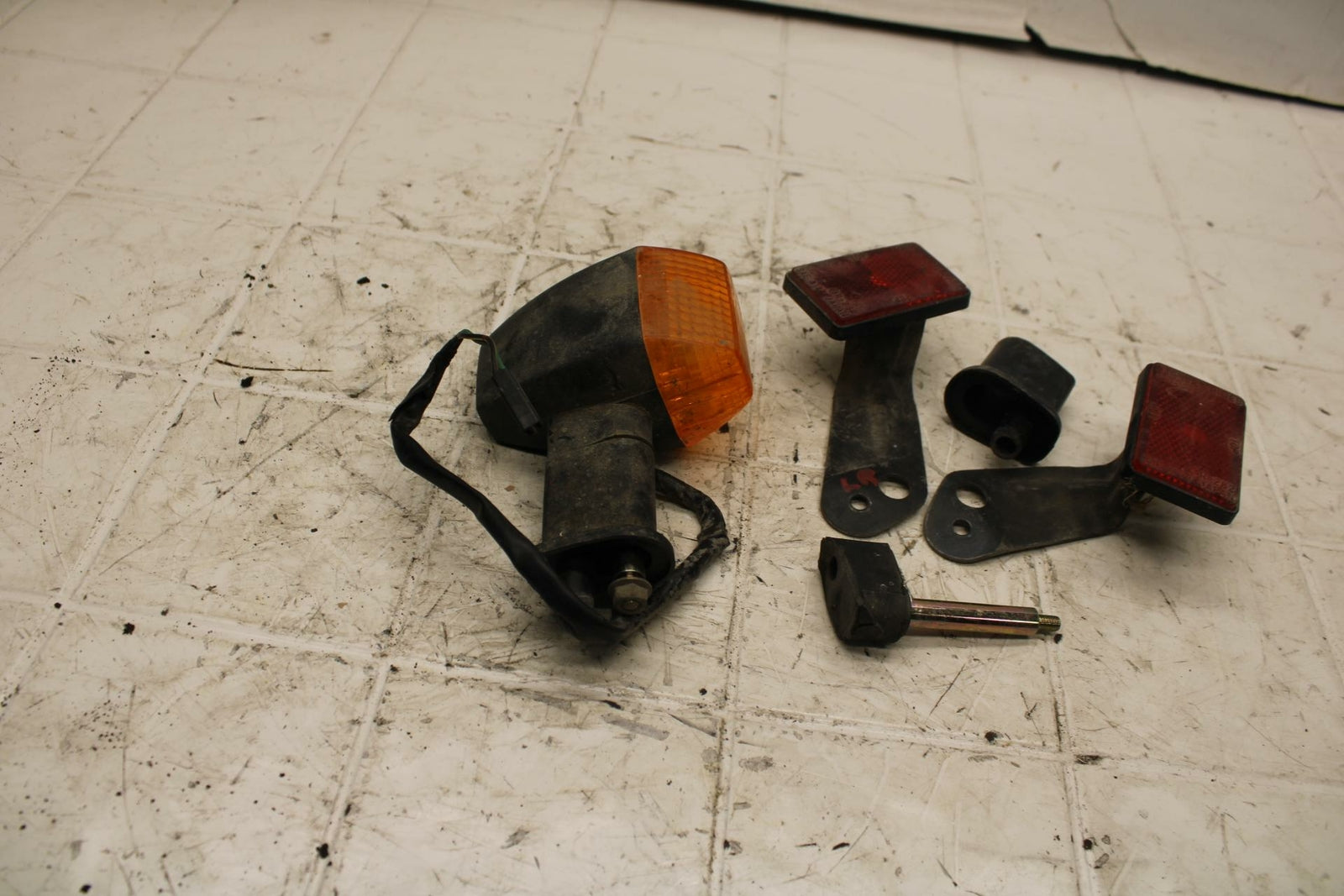 01 KAWASAKI NINJA ZX6R LEFT REAR TURN SIGNAL LIGHT INDICATOR BB25