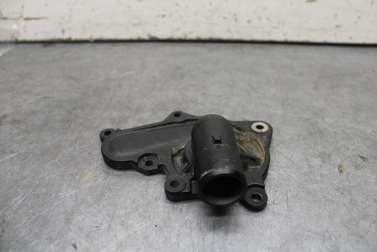 22-24 YAMAHA XSR900 ENGINE WATER COOLANT PUMP COVER BB683