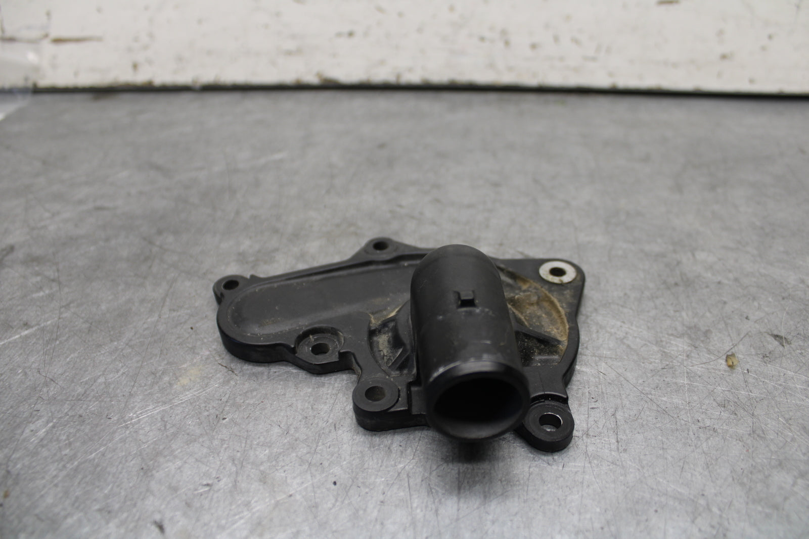22-24 YAMAHA XSR900 ENGINE WATER COOLANT PUMP COVER BB683
