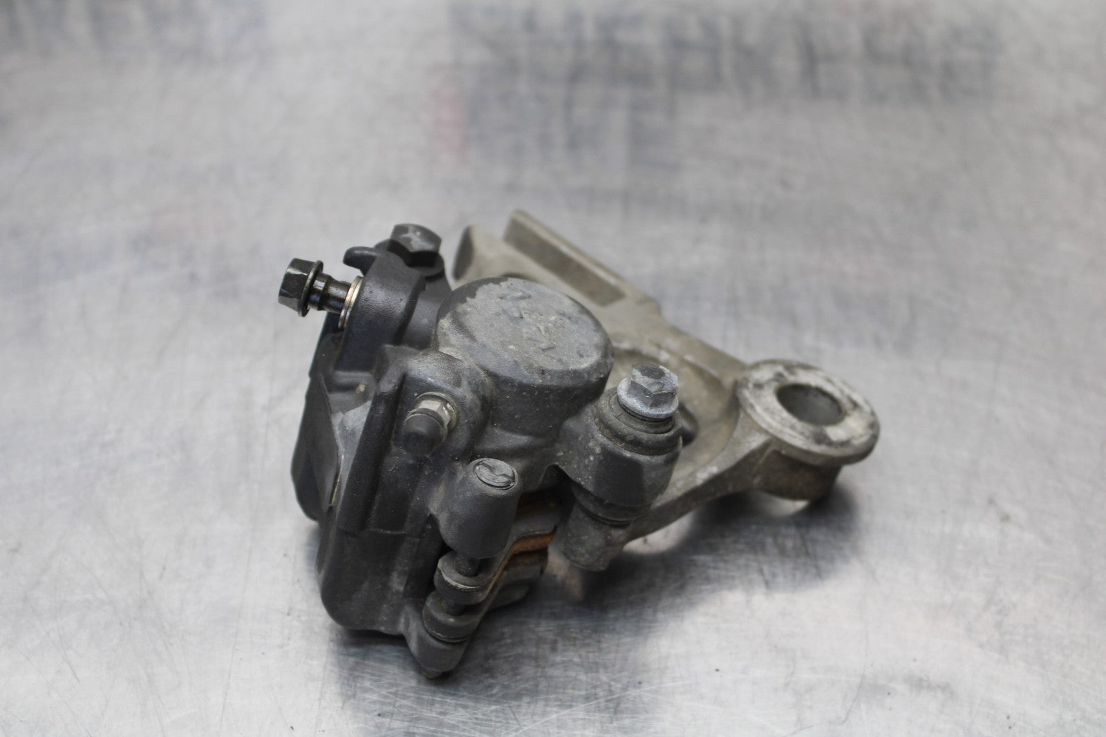 01-06 HONDA CBR600F4I REAR BACK BRAKE CALIPER W MOUNT BRACKET BB185