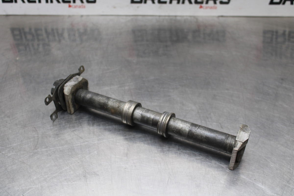 00 SUZUKI GSXR750 REAR AXLE BACK WHEEL RIM PIVOT BOLT AXEL BB820