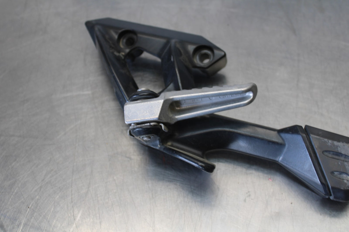 09 KAWASAKI CONCOURS 14 ZG1400B REAR BACK PASSENGER PEG SET PAIR BB875
