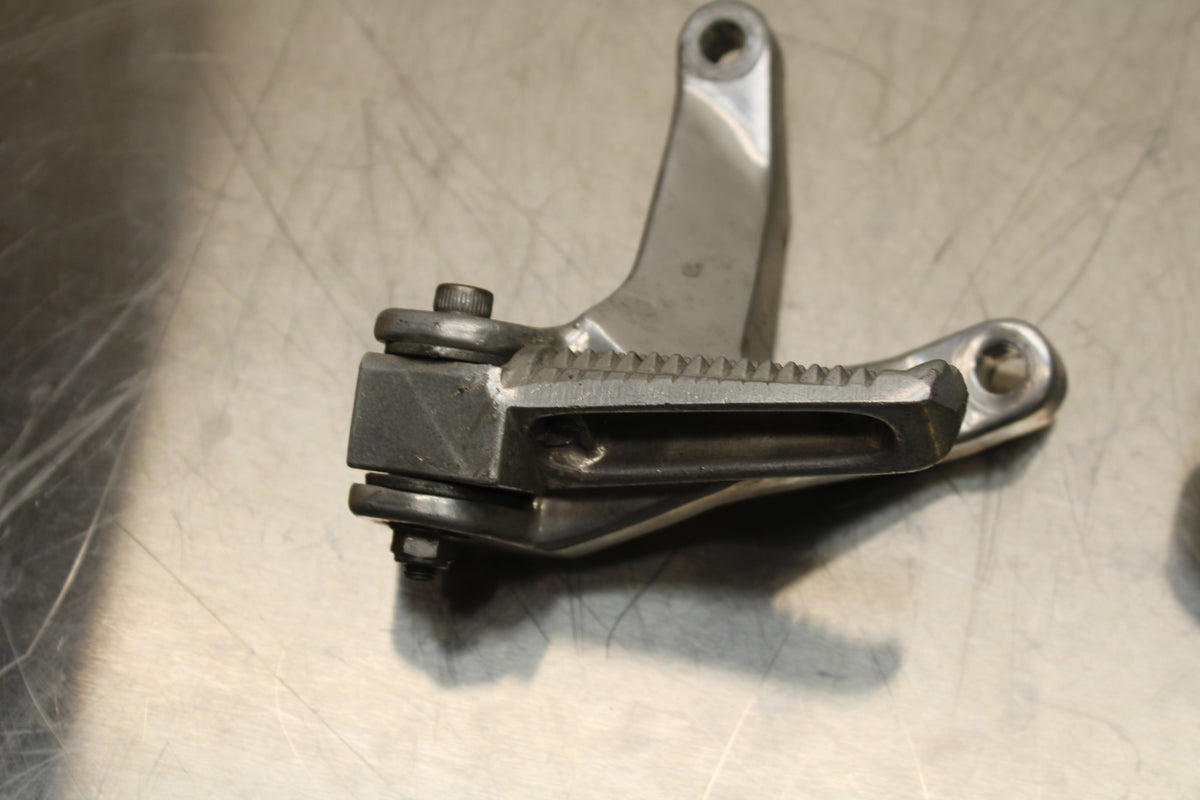 96 YAMAHA YZF750R REAR BACK PASSENGER PEG SET PAIR BB137