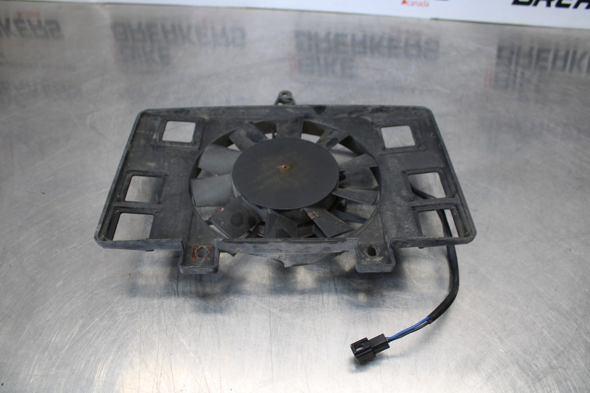05 TRIUMPH ROCKET III ENGINE RADIATOR COOLING FAN BB186