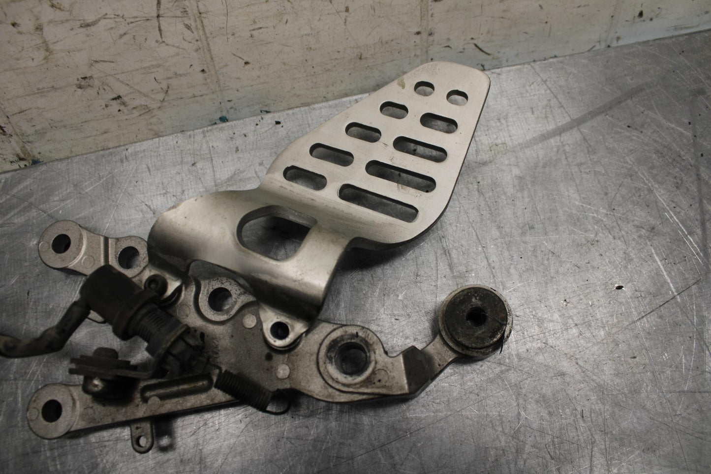 07 YAMAHA YZF R6 RIGHT REARSET REAR SET DRIVER FOOT PEG REST STOP BB495