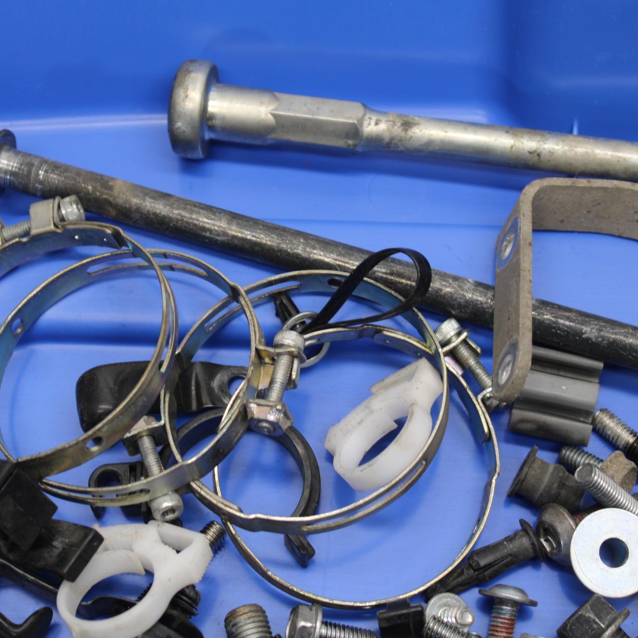 21 KAWASAKI NINJA ZX6R MISCELLANEOUS MOUNTING BOLTS HARDWARE MOTOR SCREWS BB647