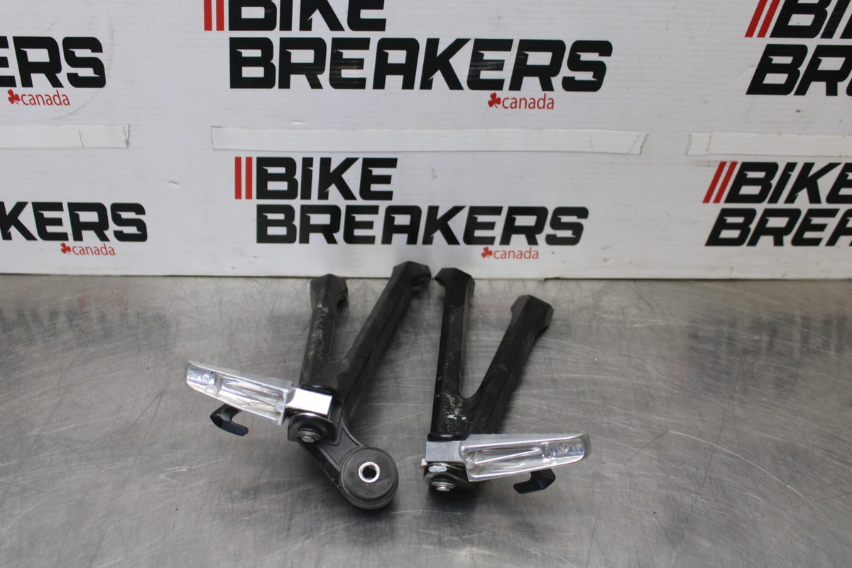 11-26 SUZUKI GSXR750 REAR BACK PASSENGER PEG SET PAIR BB900