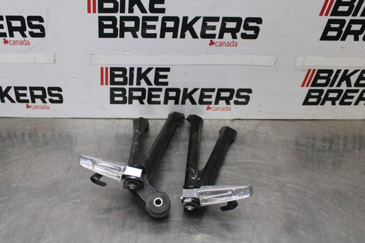 11-26 SUZUKI GSXR750 REAR BACK PASSENGER PEG SET PAIR BB900
