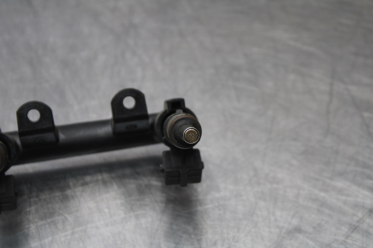 10-11 BMW S1000RR SECONDARY FUEL INJECTORS TOP AIRBOX GAS RAIL BB168