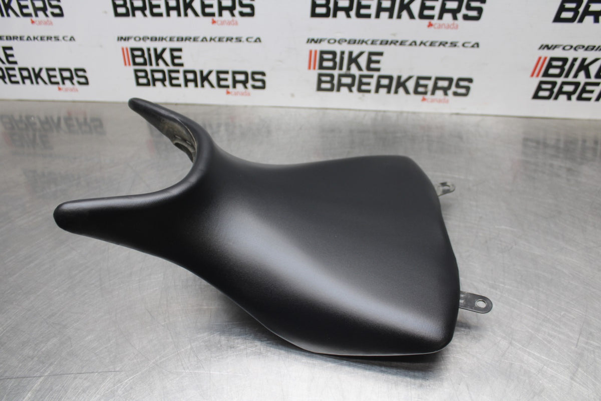 23 YAMAHA YZF R3 FRONT DRIVERS SEAT PAD SADDLE PILLION BB806