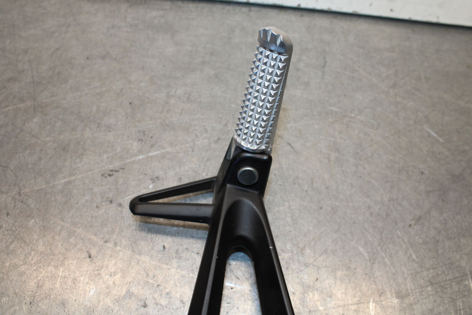 15-17 YAMAHA YZF R3 RIGHT REAR BACK PASSENGER PEG BB651