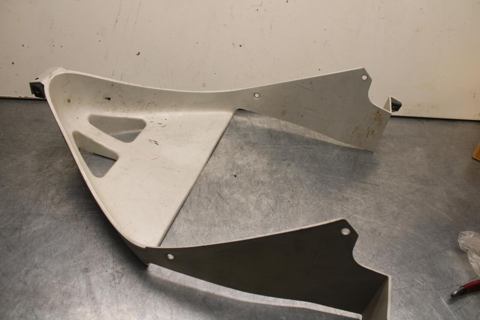 1992 Yamaha FZR1000 FRONT LOWER INNER EXHAUST V FAIRING COWL GUARD BB339
