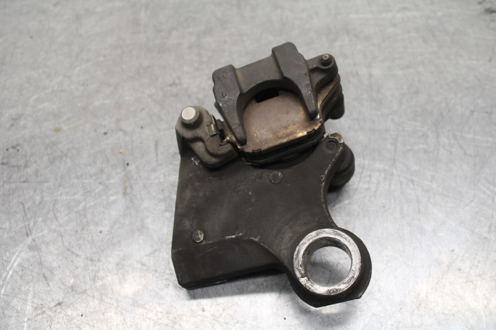 06 YAMAHA YZF R6 REAR BACK BRAKE CALIPER W MOUNT BRACKET BB716