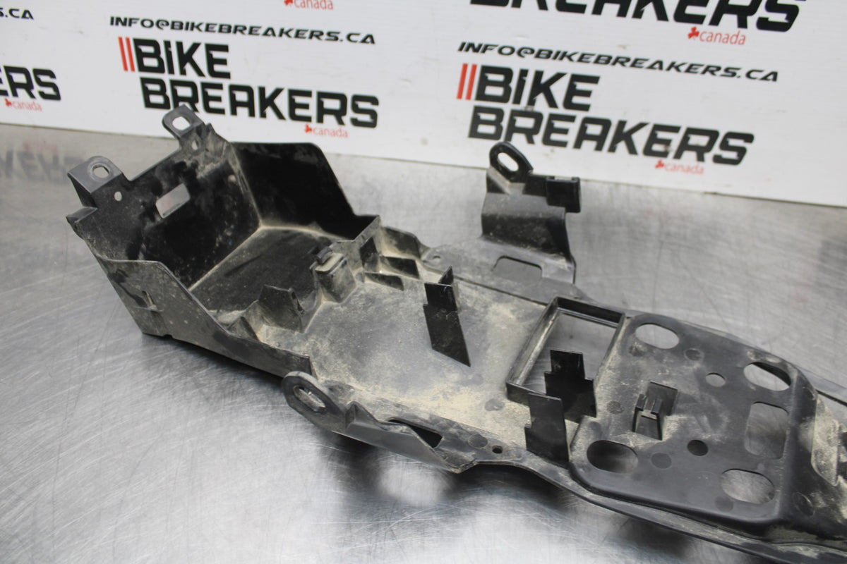 23 YAMAHA YZF R3 REAR BACK TAIL UNDERTAIL BATTERY TRAY PLASTIC BB806
