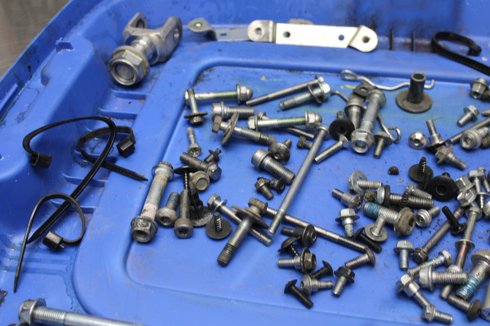 06-07 SUZUKI GSXR 600 MOUNTING BOLTS HARDWARE MOTOR SCREWS BB178