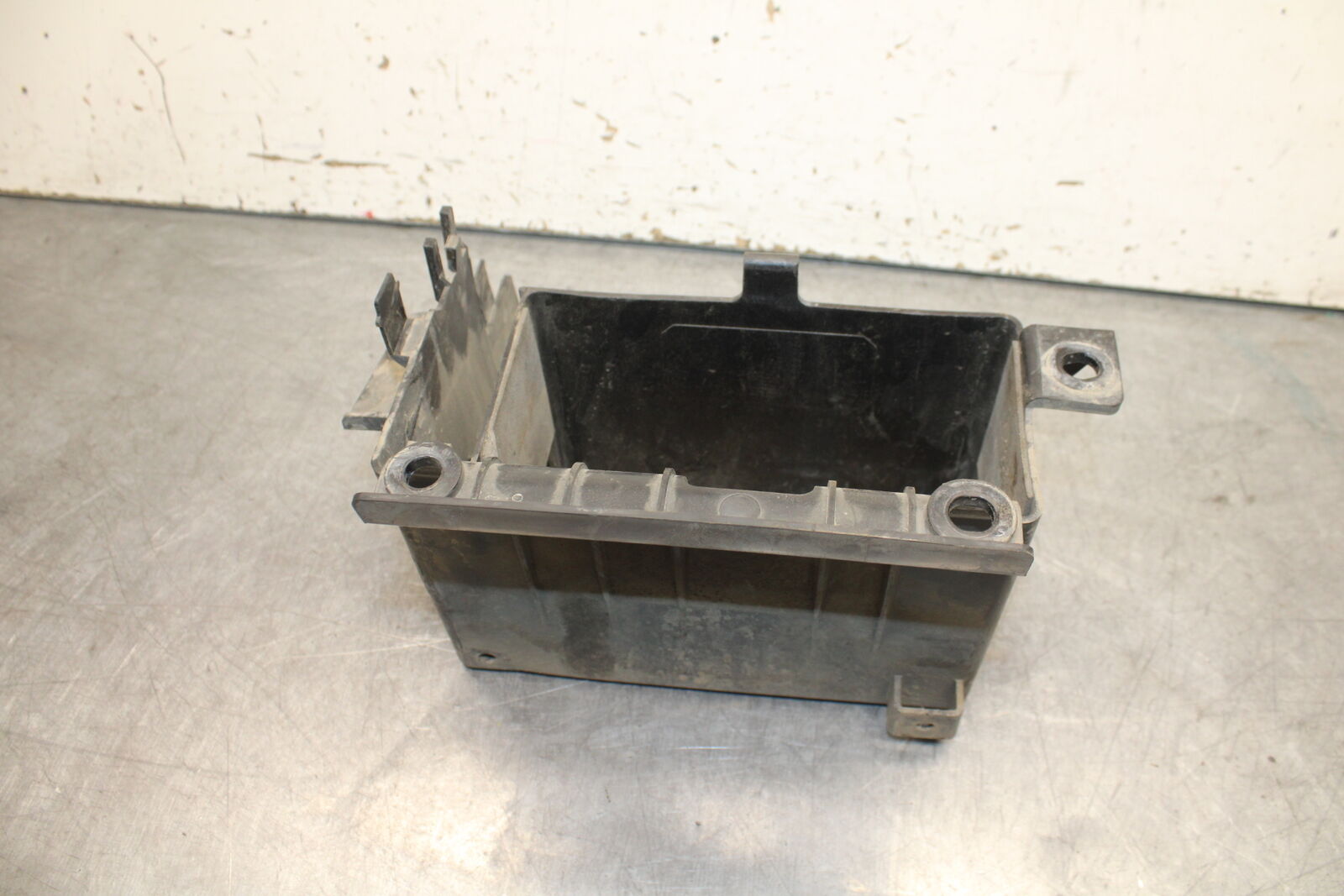 14-15 YAMAHA V STAR 1300 XVS1300CT TOURER BATTERY TRAY BOX HOLDER BB722