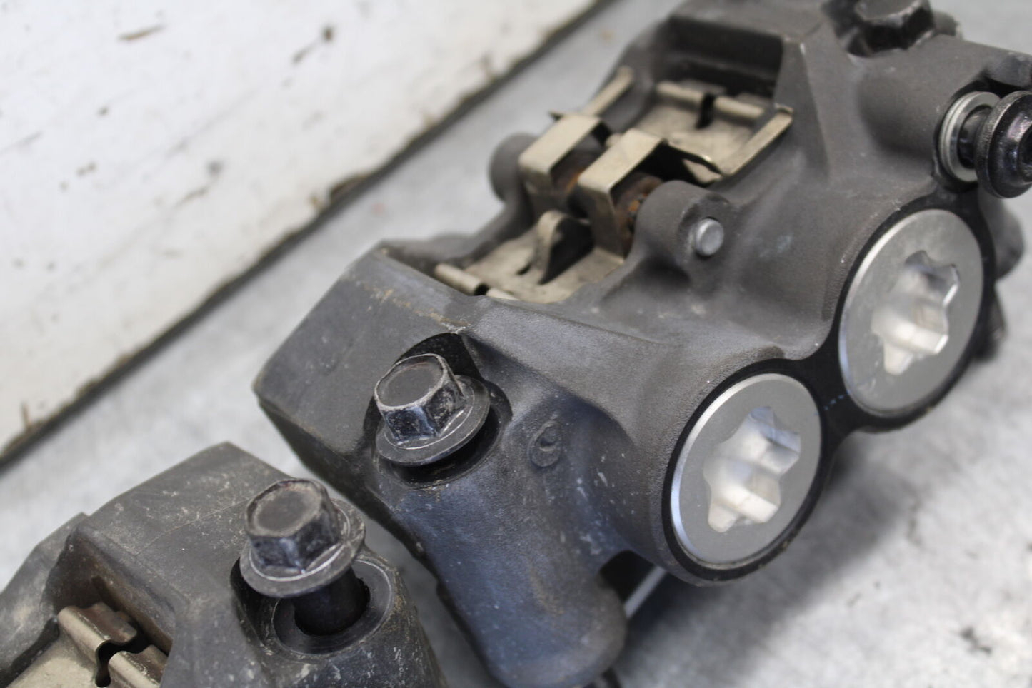 08-16 YAMAHA YZF R6 RIGHT LEFT FRONT BRAKE CALIPER SET PAIR CALIPERS BB665