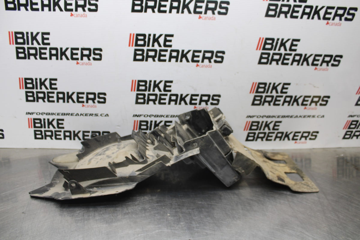 06 SUZUKI SV650S REAR BACK TAIL UNDERTAIL BATTERY TRAY PLASTIC BB783