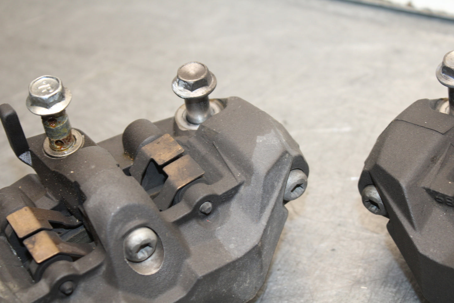 06-07 SUZUKI GSXR750 RIGHT LEFT FRONT BRAKE CALIPER SET PAIR CALIPERS BB670