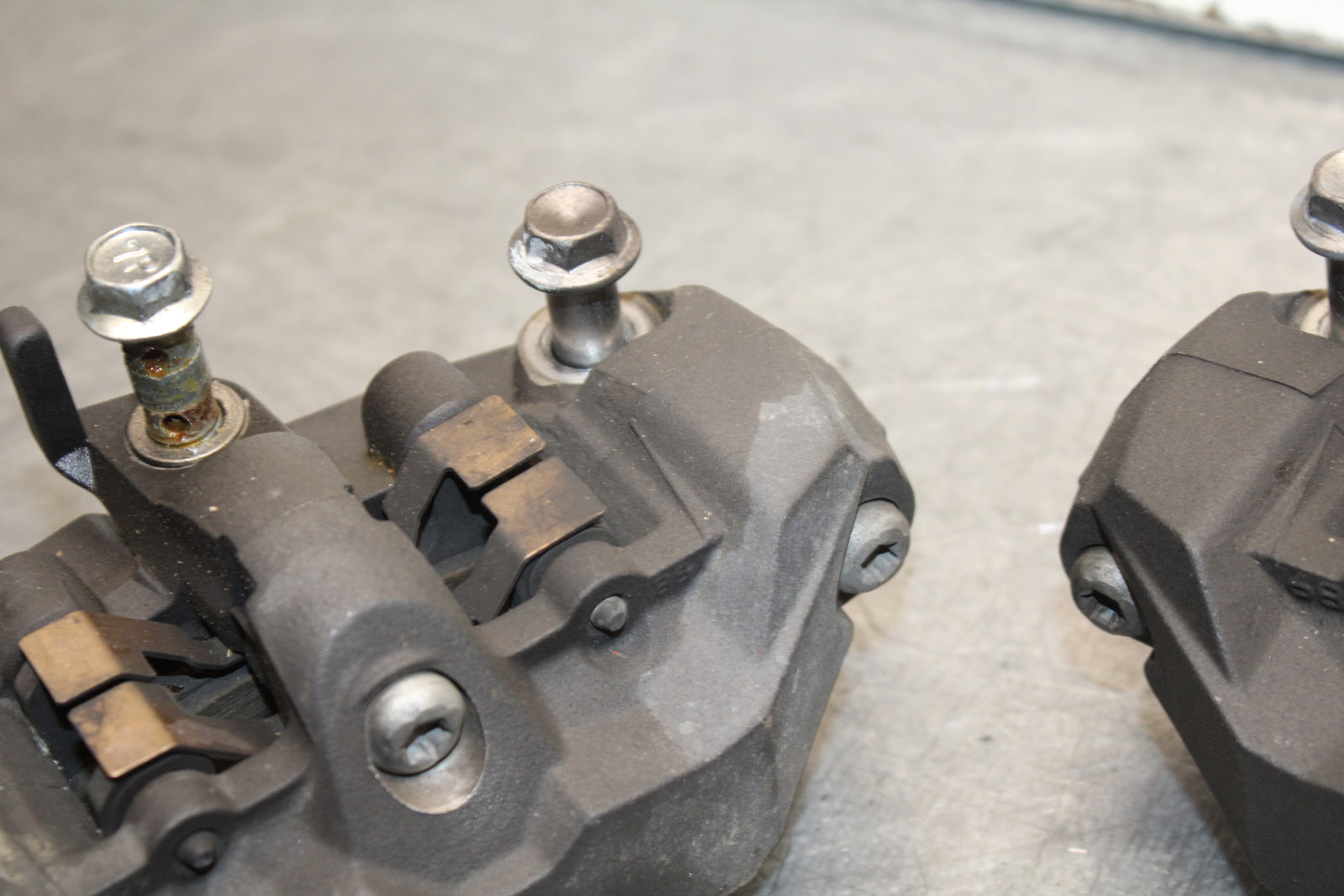 06-07 SUZUKI GSXR750 RIGHT LEFT FRONT BRAKE CALIPER SET PAIR CALIPERS BB670