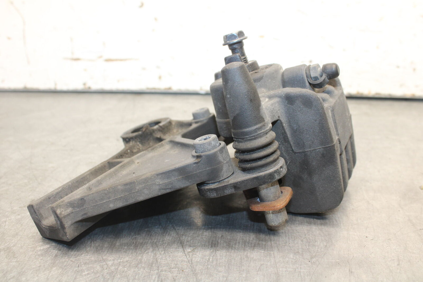 09-12 KAWASAKI NINJA ZX6R REAR BACK BRAKE CALIPER W MOUNT BRACKET BB698