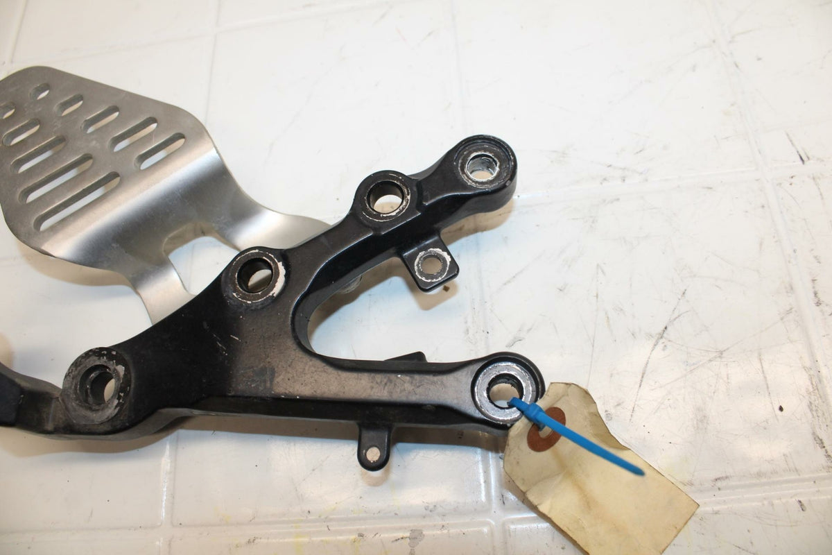 07 YAMAHA YZF R6 LEFT REARSET REAR SET DRIVER FOOT PEG BRACKET MOUNT BB284 B