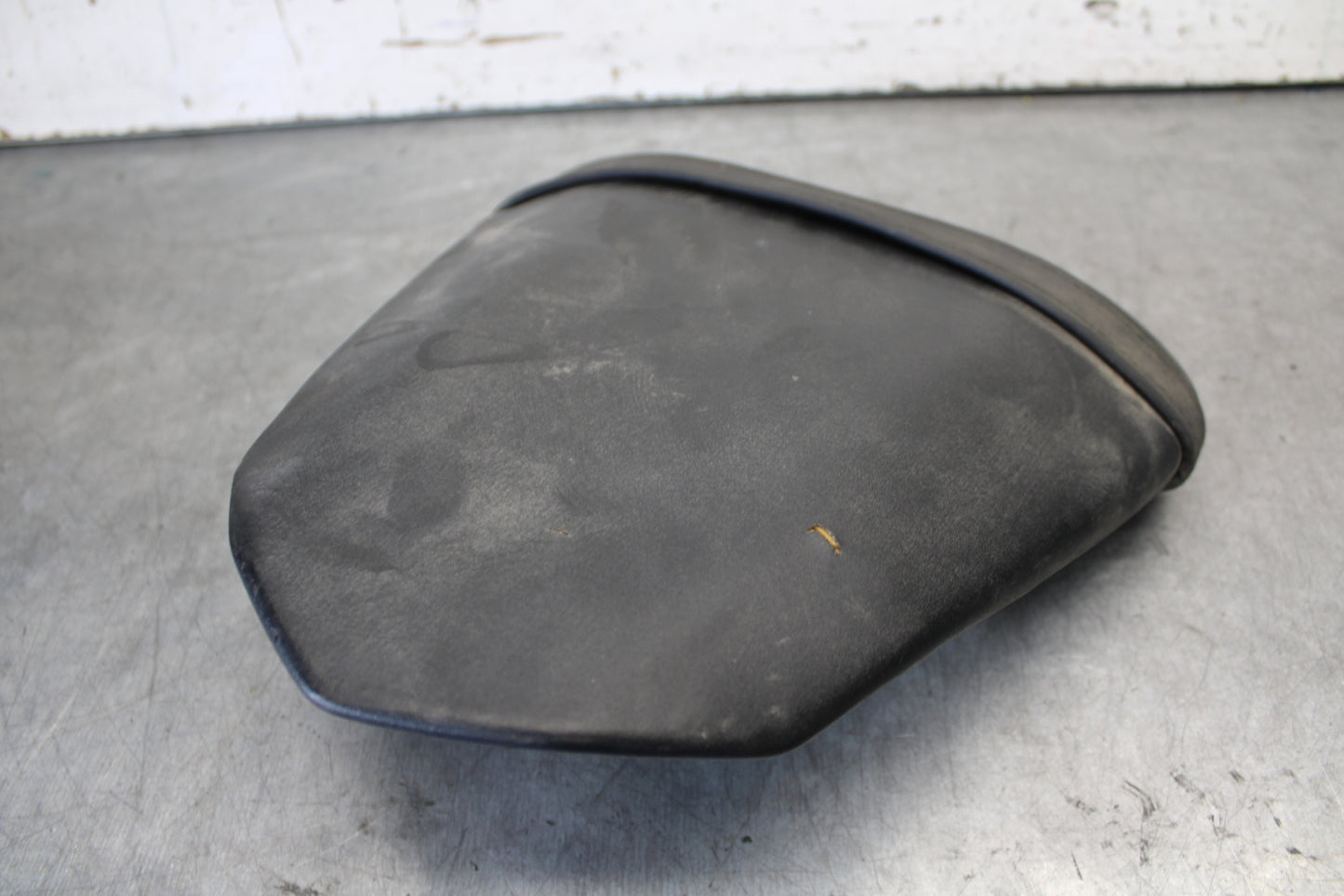 08-16 YAMAHA YZF R6 REAR BACK PASSENGER TANDEM SEAT PAD SADDLE PILLION BB665