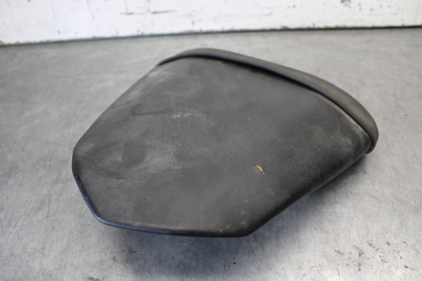 08-16 YAMAHA YZF R6 REAR BACK PASSENGER TANDEM SEAT PAD SADDLE PILLION BB665