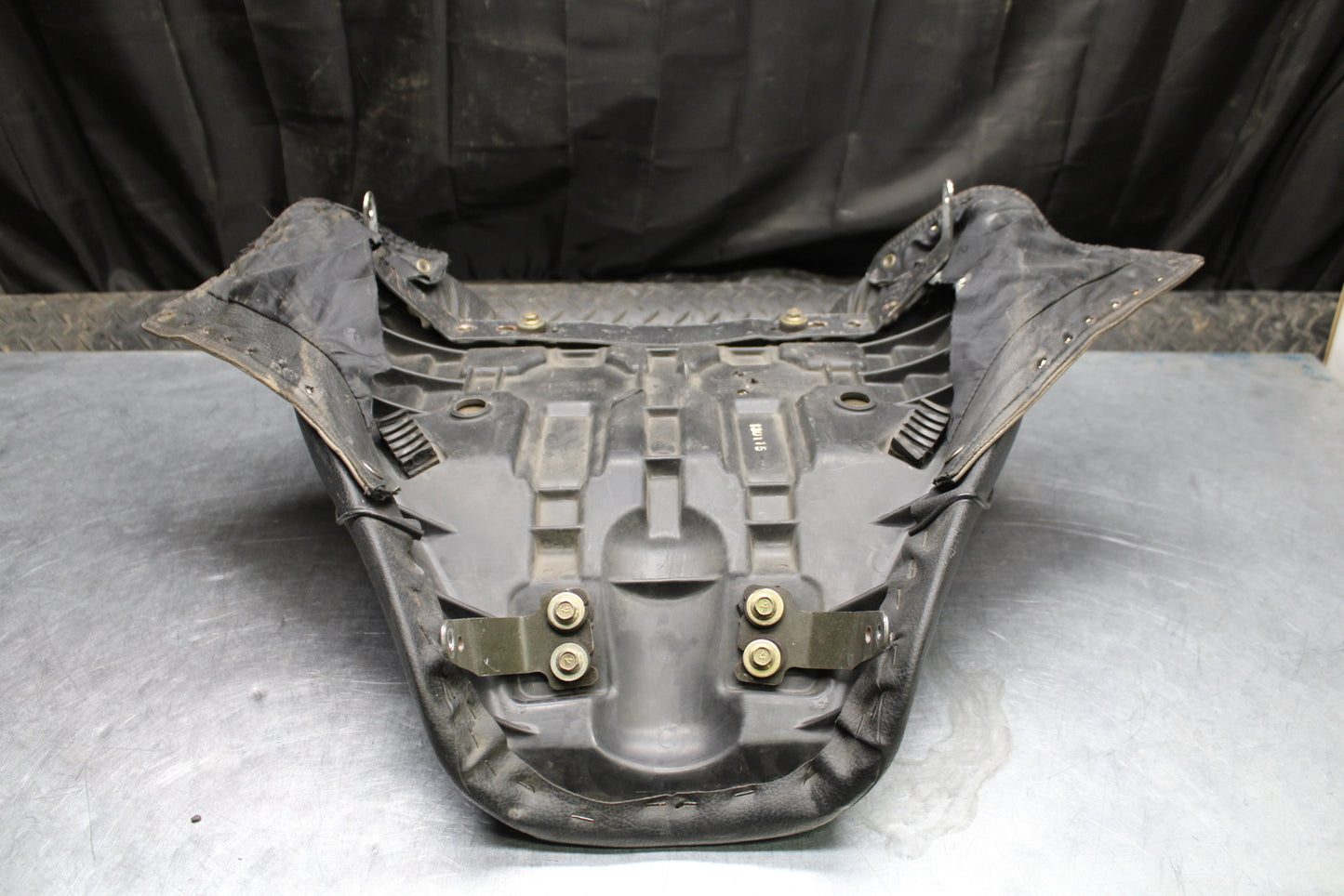 00 SUZUKI INTRUDER 1500 VL1500 FRONT DRIVERS SEAT BB761