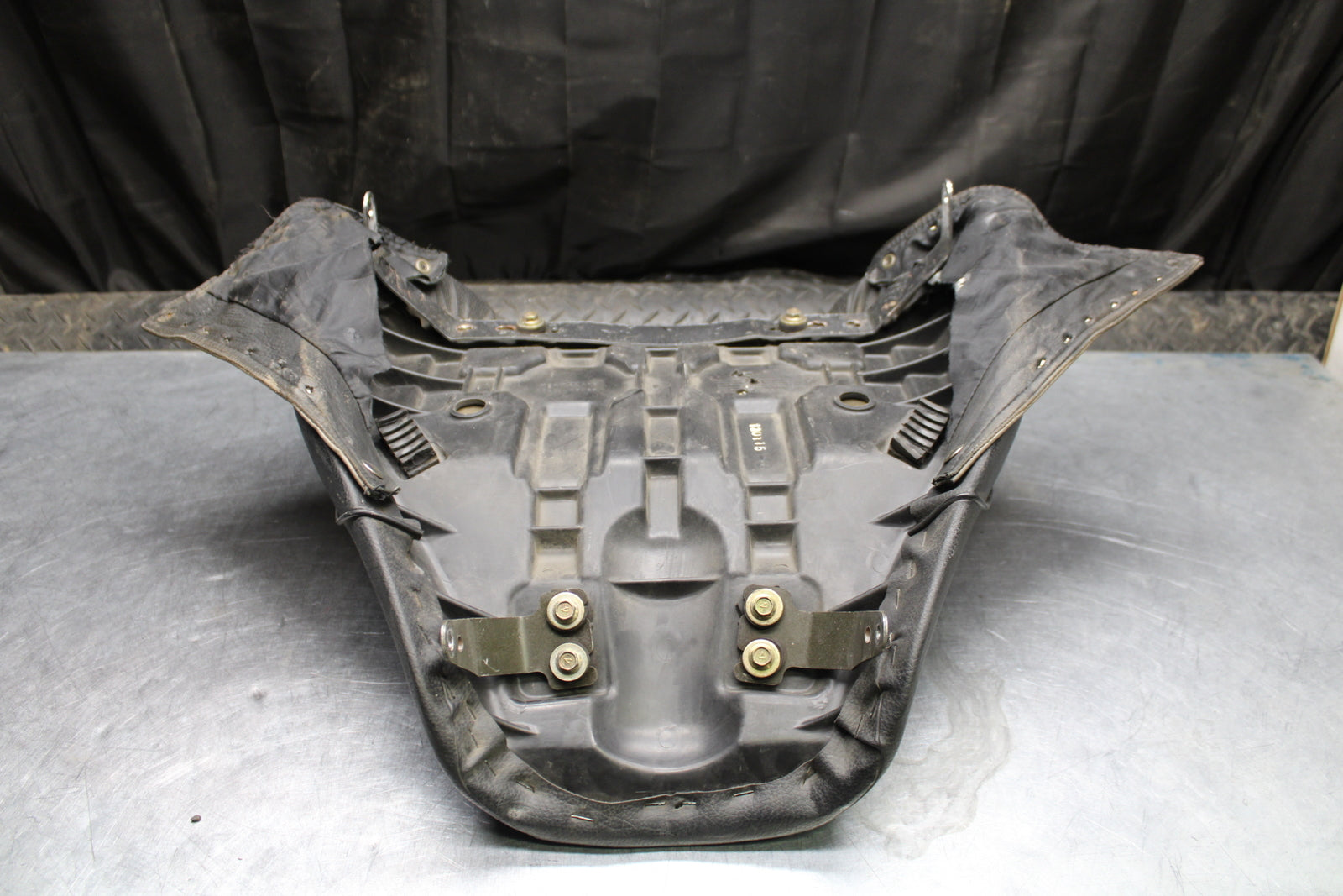 00 SUZUKI INTRUDER 1500 VL1500 FRONT DRIVERS SEAT BB761