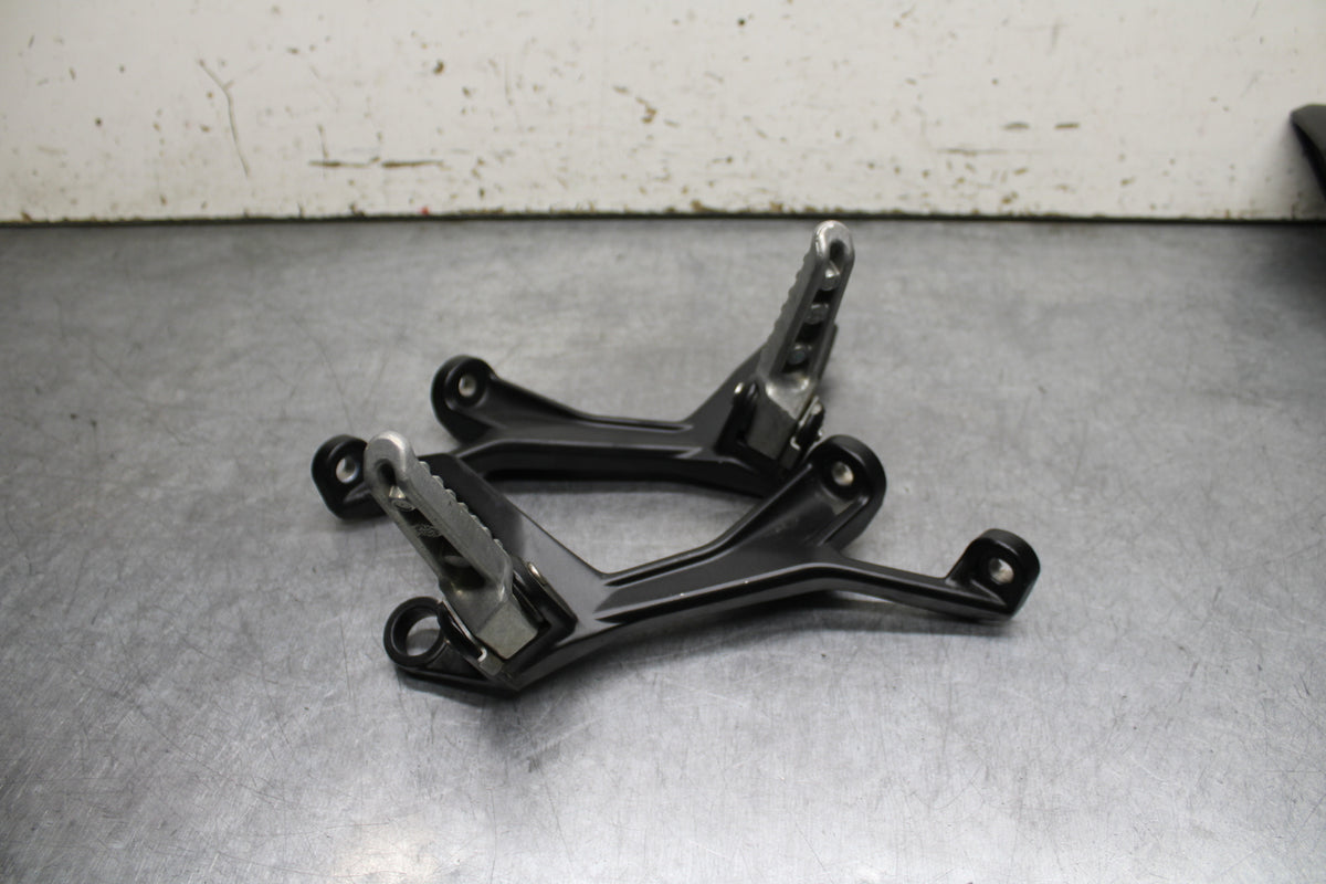 24 KAWASAKI NINJA 500 ABS REAR BACK PASSENGER PEG SET PAIR BB730