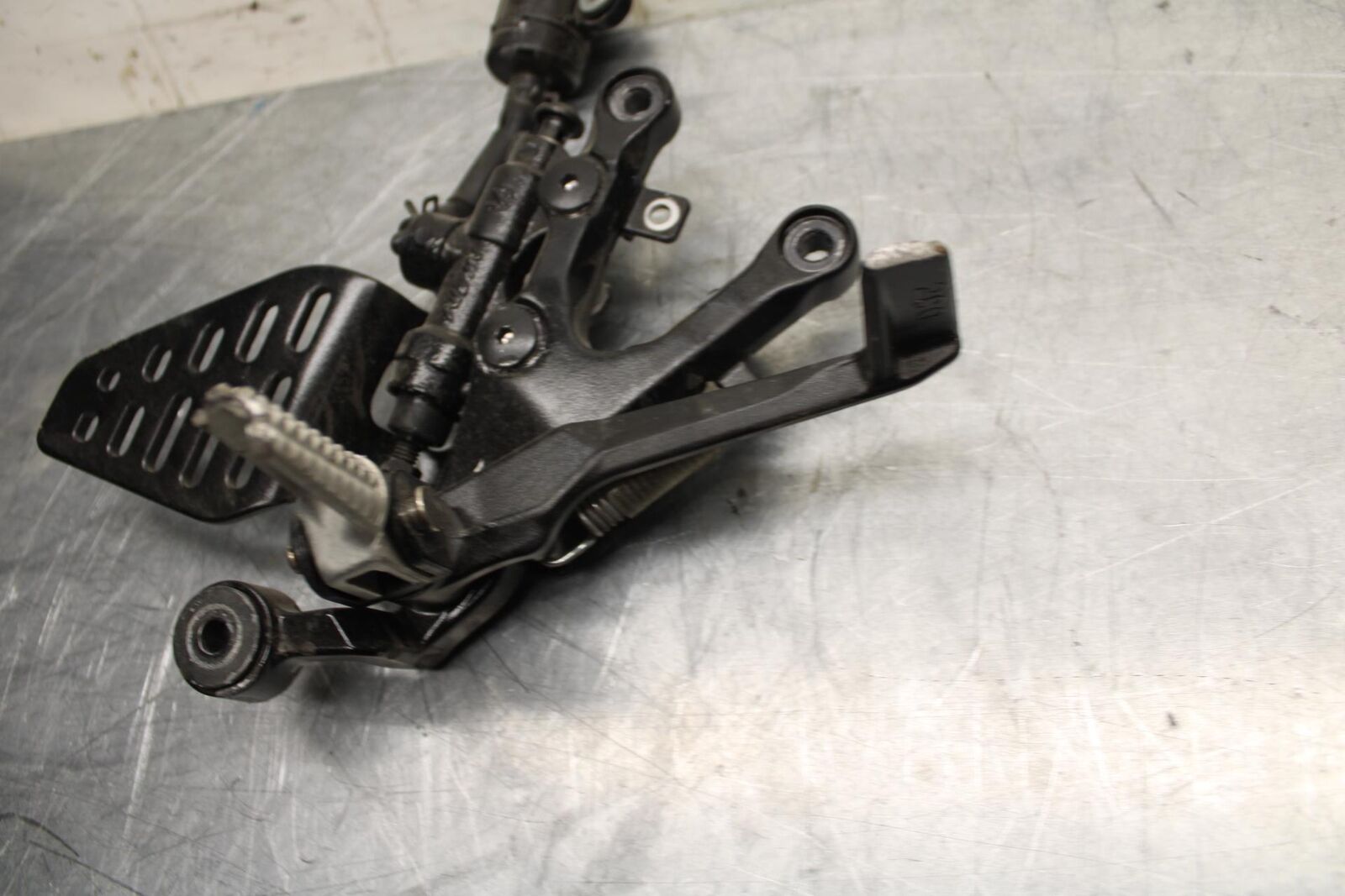 08-16 YAMAHA YZF R6 RIGHT REARSET REAR SET DRIVER FOOT PEG BRACKET MOUNT BB465