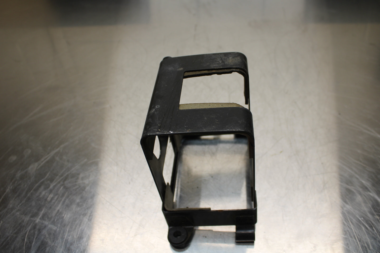 86 SUZUKI GS750ES REAR BACK TAIL UNDERTAIL BATTERY TRAY PLASTIC BB140
