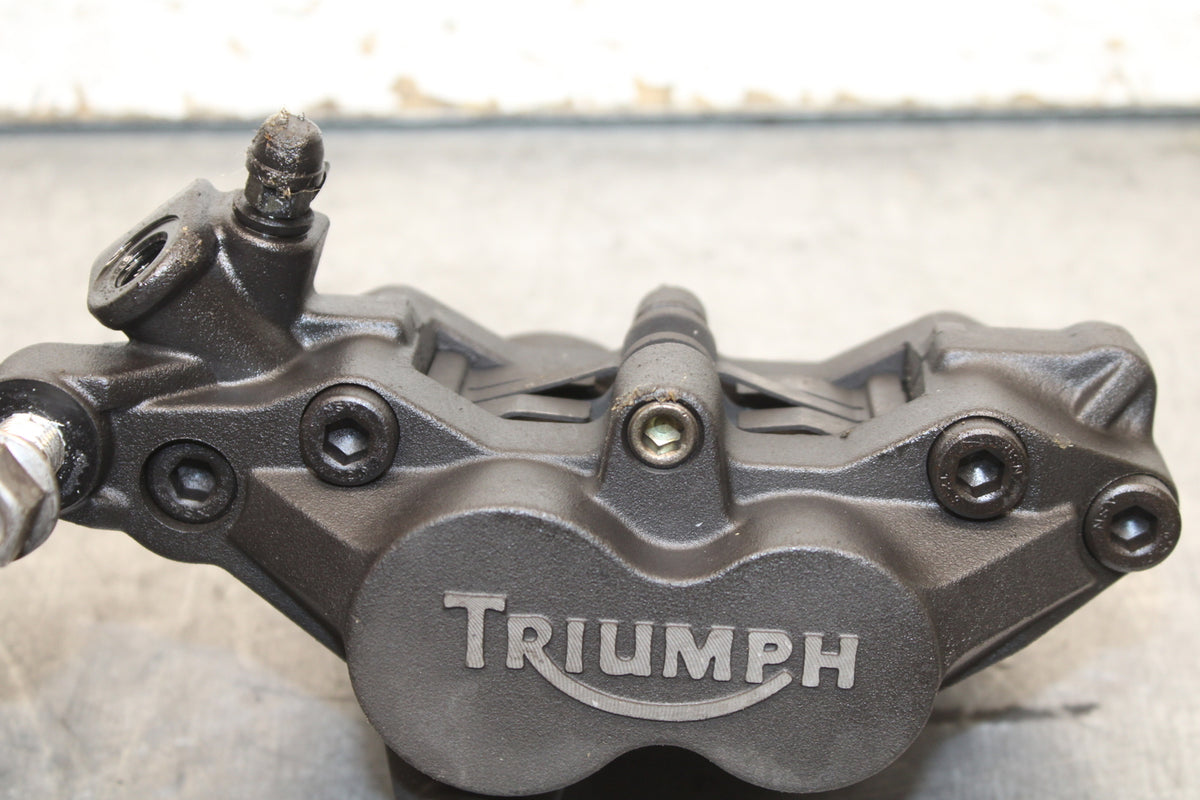 03-04 TRIUMPH DAYTONA 600 RIGHT LEFT FRONT BRAKE CALIPER SET PAIR CALIPERS BB745