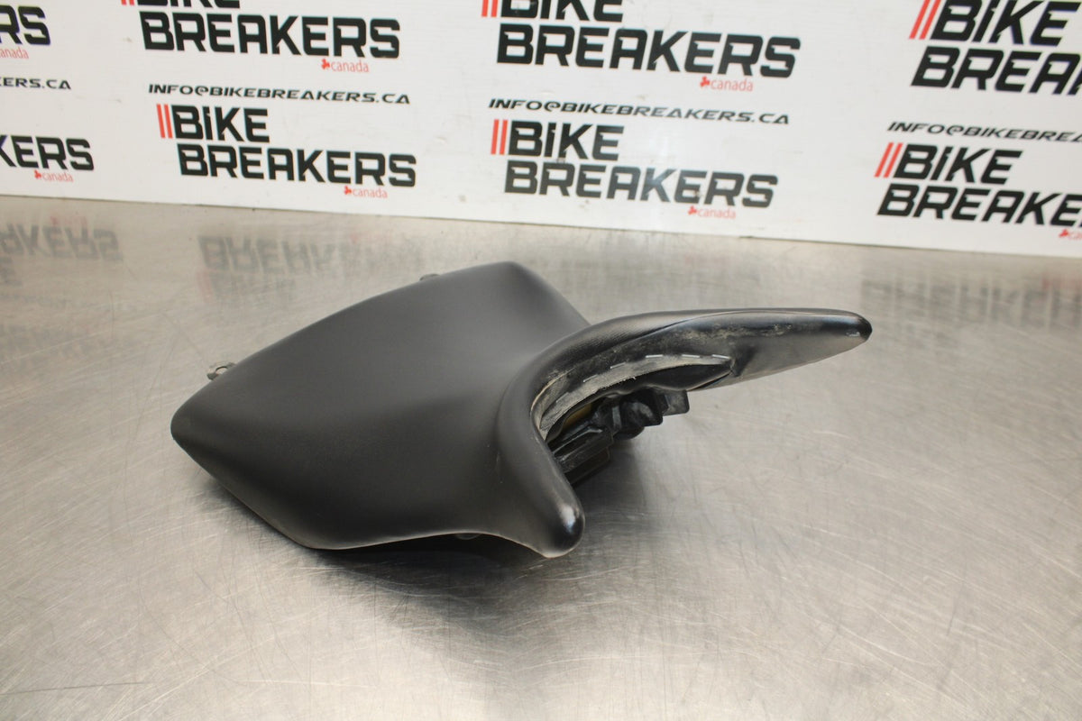 23 YAMAHA YZF R3 FRONT DRIVERS SEAT PAD SADDLE PILLION BB806