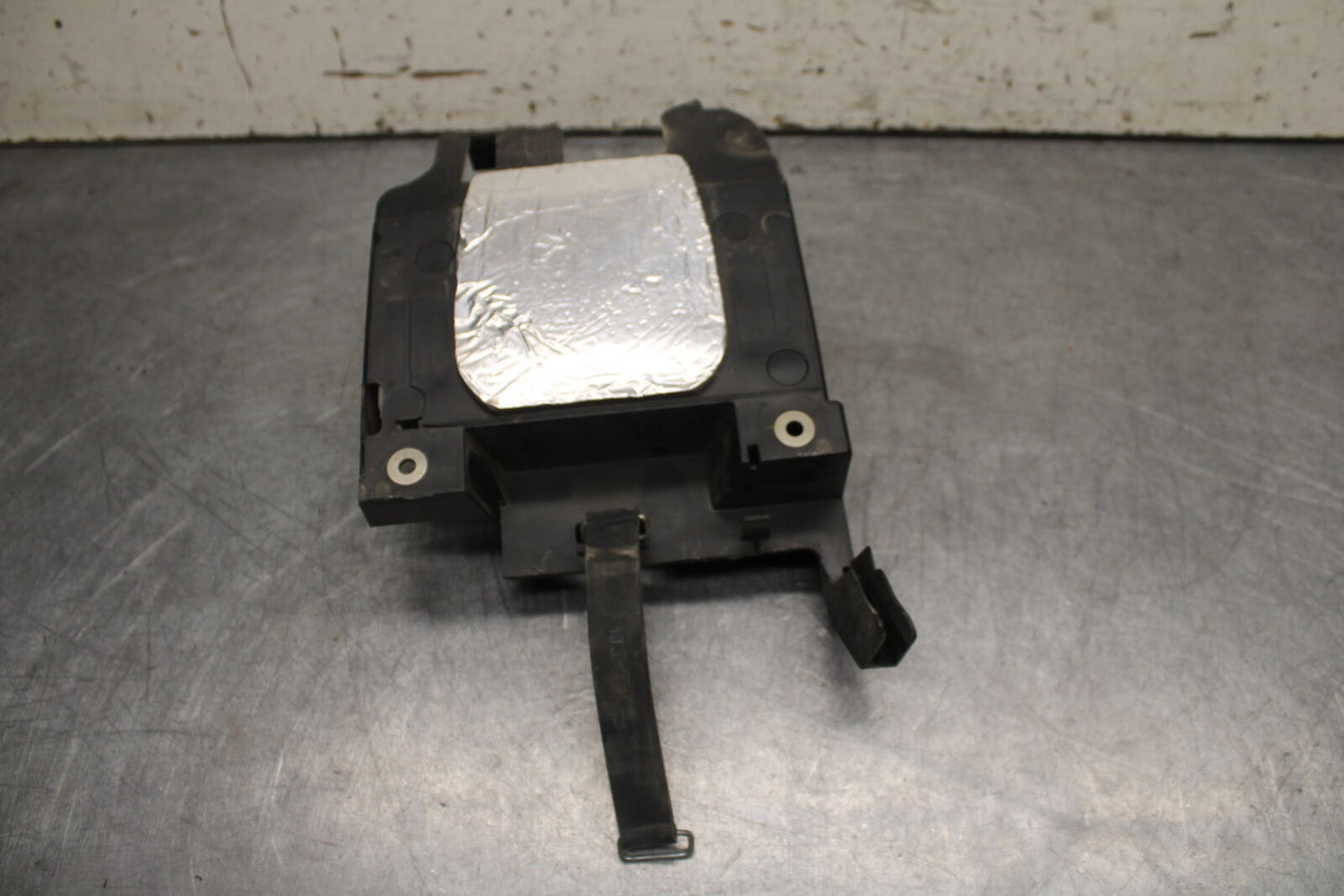 09-14 YAMAHA YZF R1 REAR BACK TAIL UNDERTAIL BATTERY TRAY PLASTIC BB696