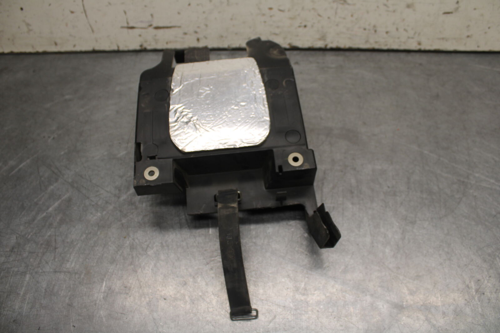 09-14 YAMAHA YZF R1 REAR BACK TAIL UNDERTAIL BATTERY TRAY PLASTIC BB696