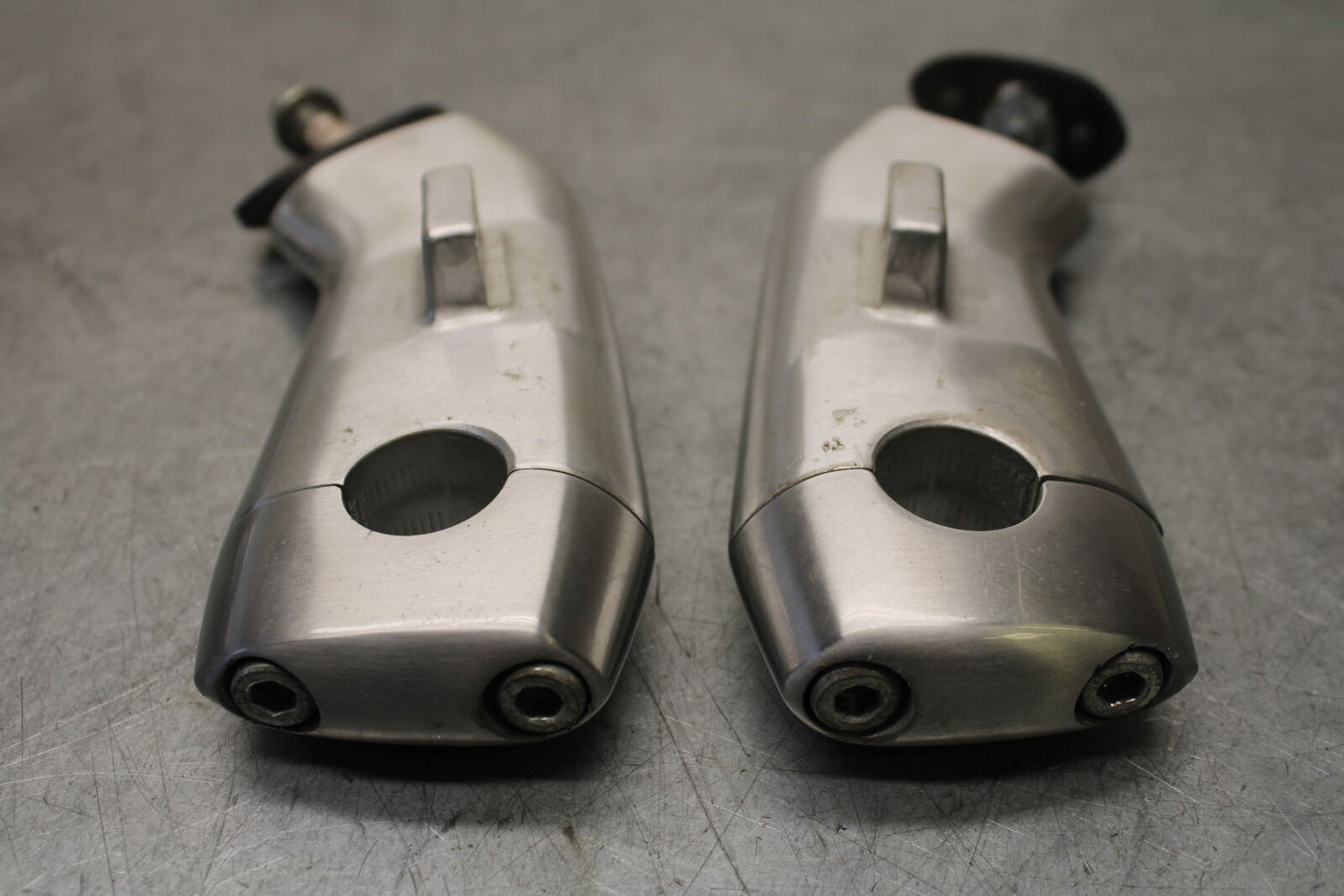 05-06 SUZUKI BOULEVARD M50 HANDLEBAR RISERS BB671