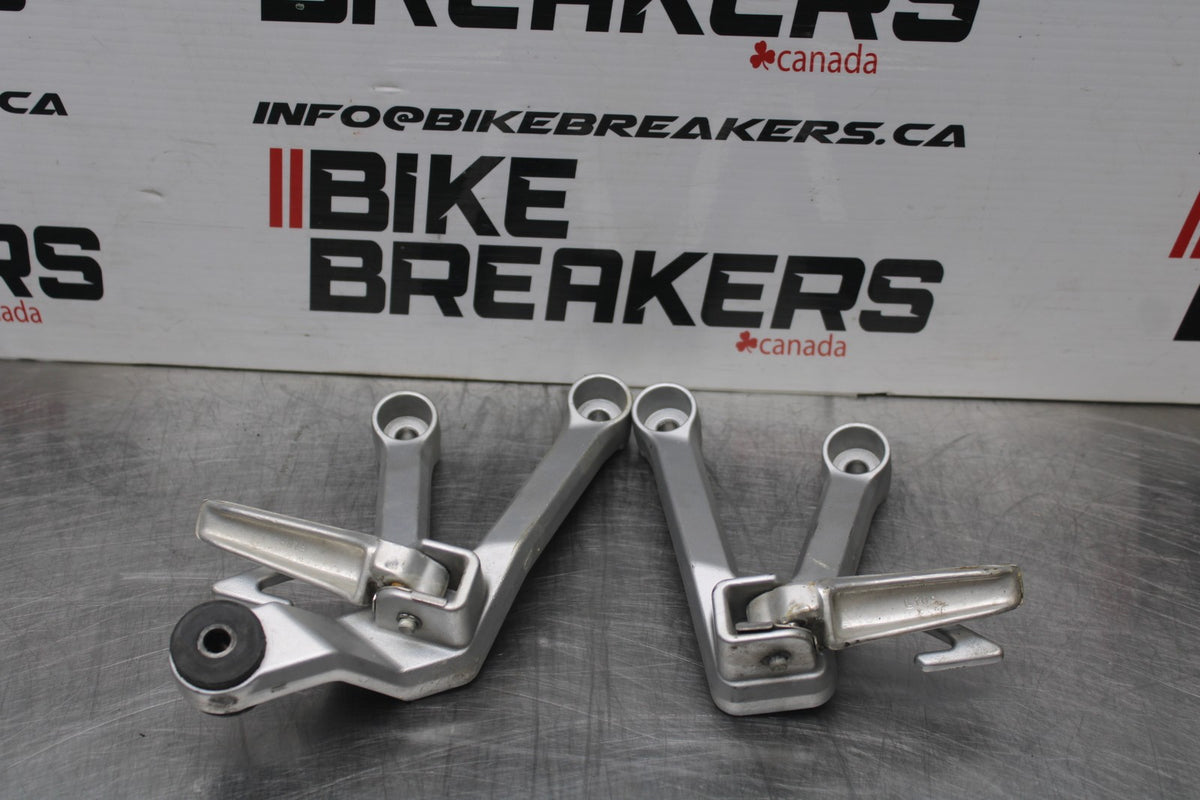 08 SUZUKI SV650 REAR BACK PASSENGER PEG SET PAIR BB846
