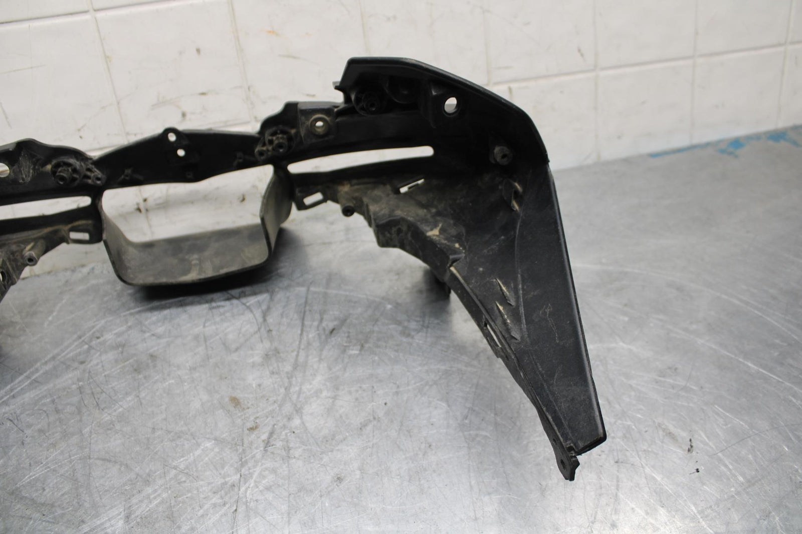 18 YAMAHA YZF R1  FRONT CENTER COWL FAIRING STAY BB473