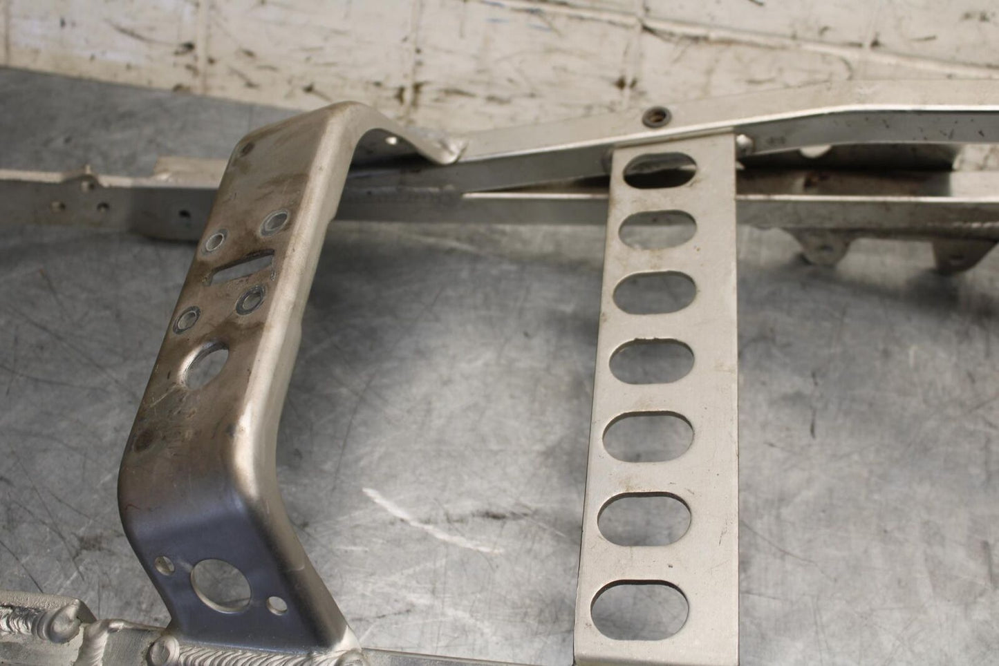 2000 Yamaha YZF R6 REAR BACK TAIL SUBFRAME SUB FRAME BB558