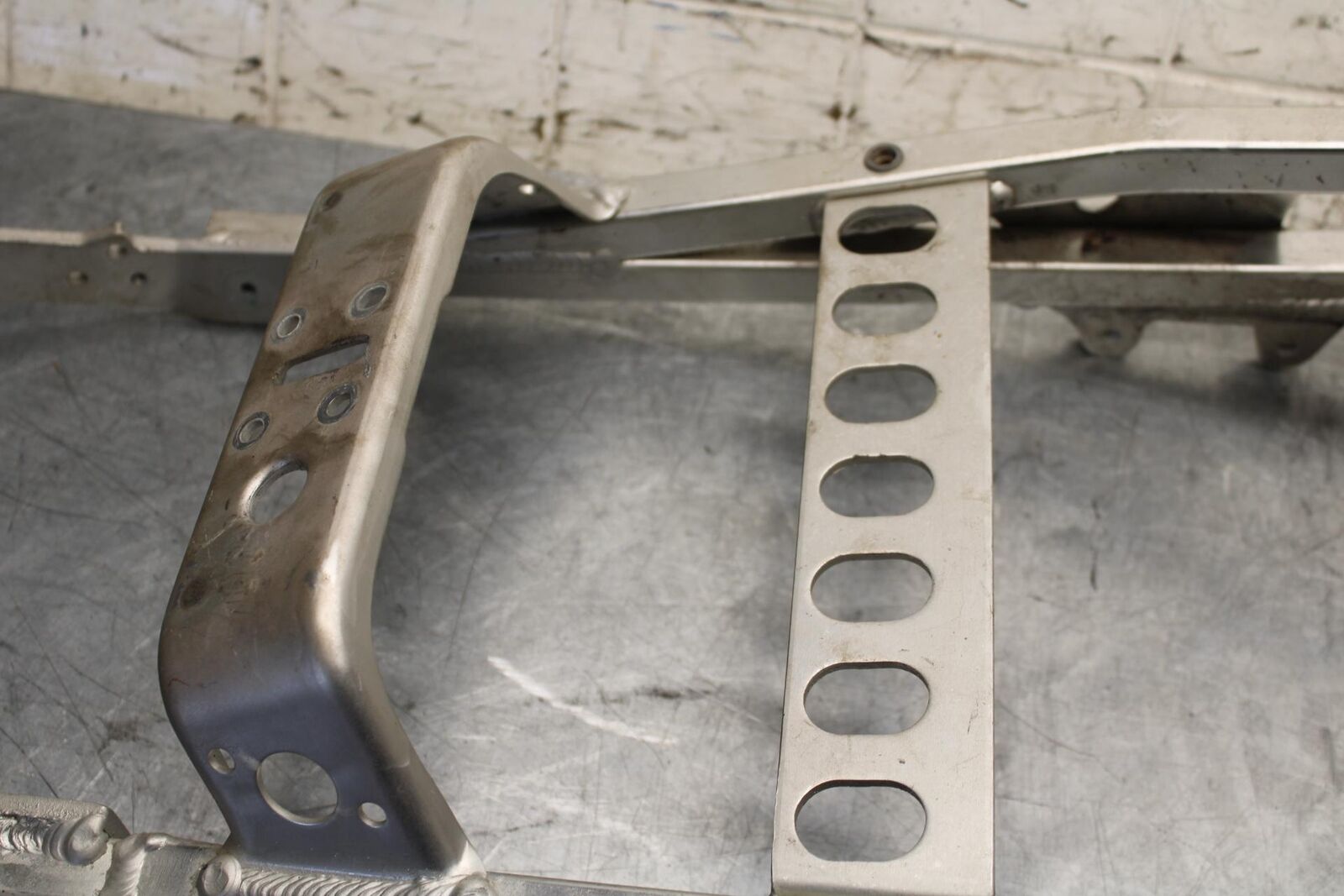 2000 Yamaha YZF R6 REAR BACK TAIL SUBFRAME SUB FRAME BB558