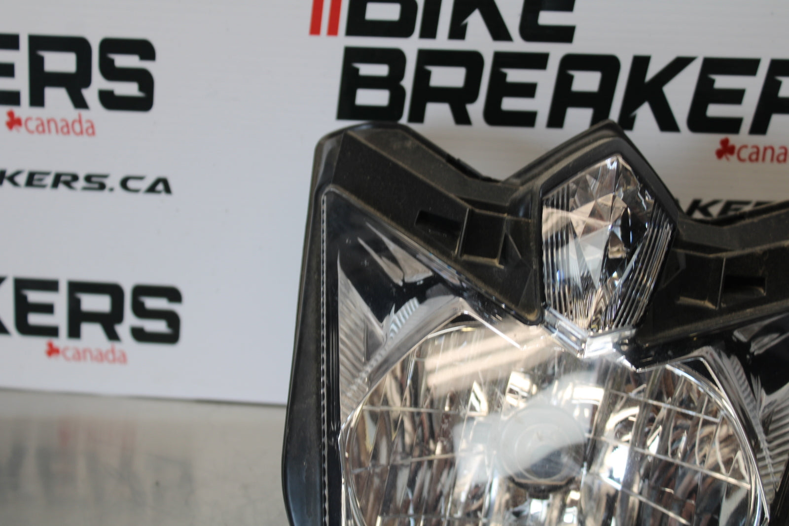 09-15 YAMAHA FZ6R FRONT HEADLIGHT HEAD LIGHT LAMP BB161