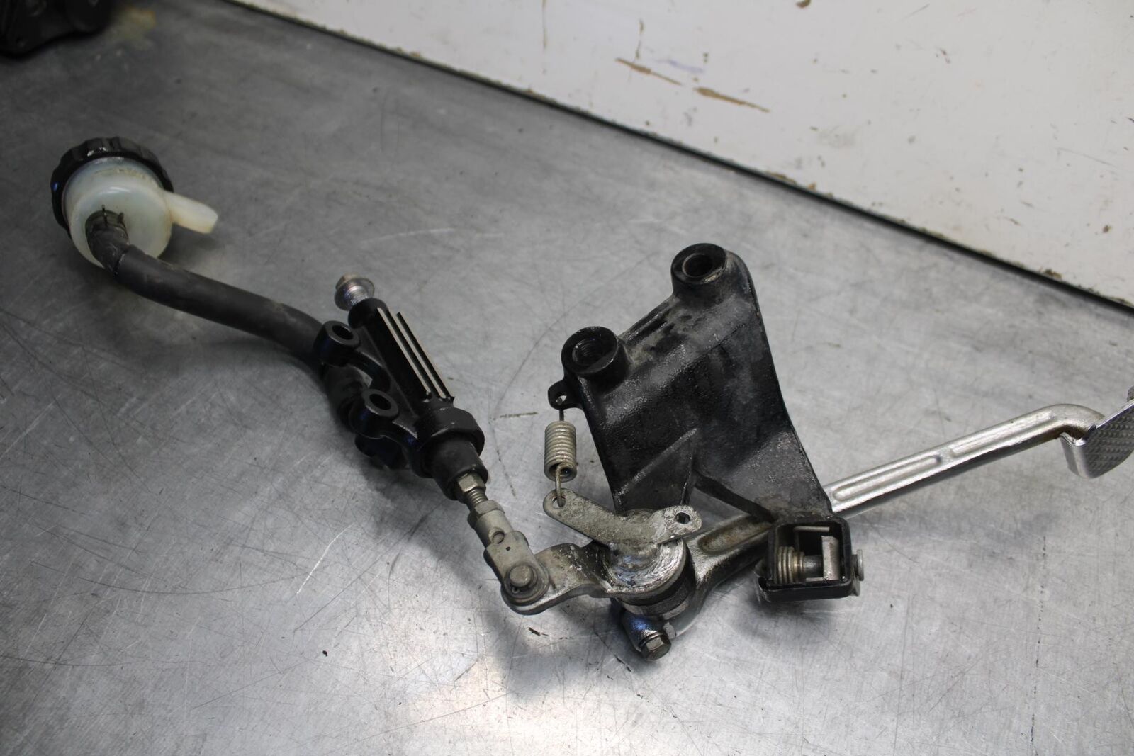 1998 Yamaha Vmax 1200 VMX1200 REAR BACK BRAKE MASTER CYLINDER W RESERVOIR BB620