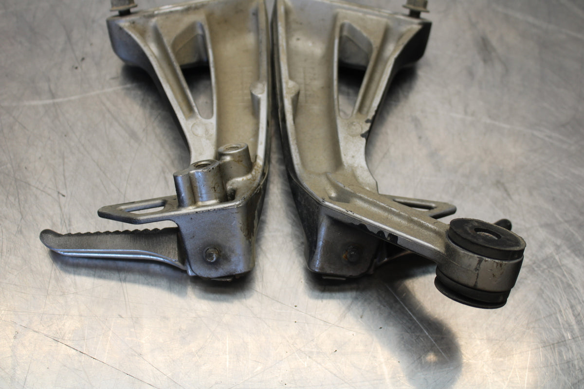 00 SUZUKI SV650 REAR BACK PASSENGER PEG SET PAIR BB156